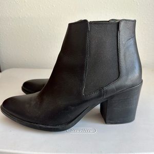 Like New! Size 9.5 Black Nisolo Heeled Chelsea Boots.
